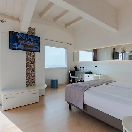 Lux מלון קאורלה